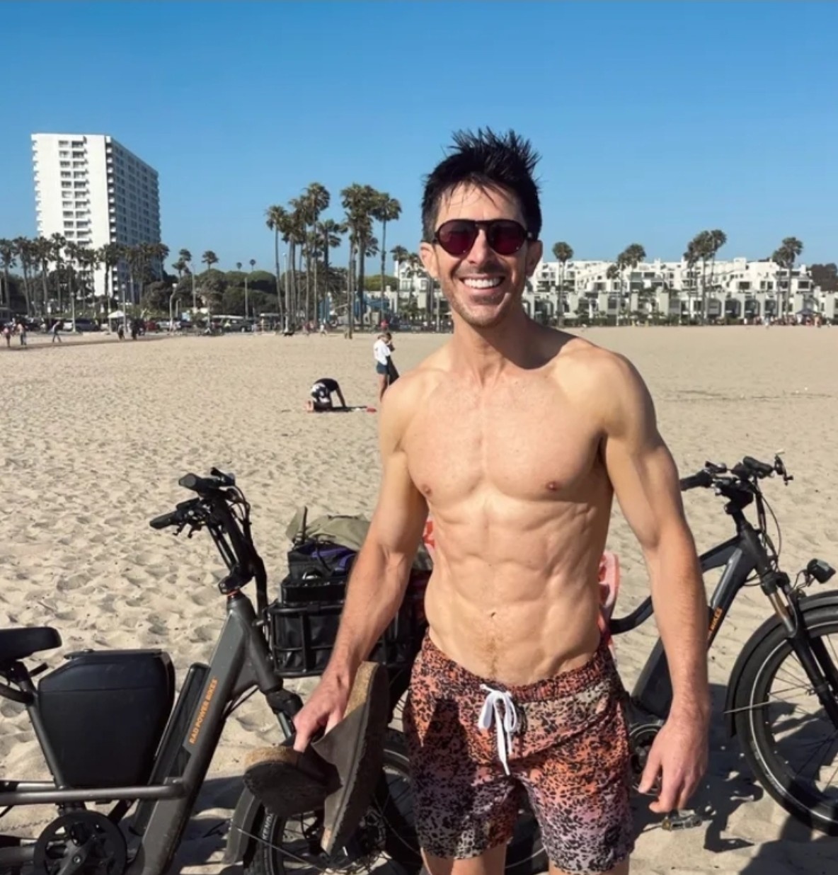 Santa Monica beach cruise + sunset drinks